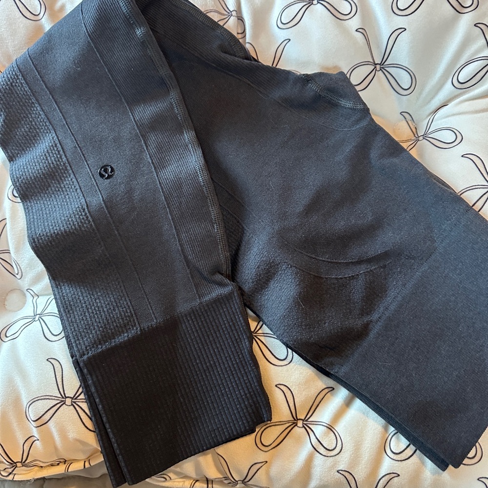 lululemon compression leggings. Like new in excellent condition.
